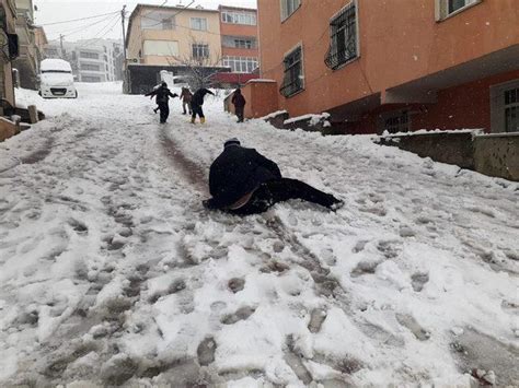 İ­s­t­a­n­b­u­l­­d­a­ ­k­a­r­ı­ ­g­ö­r­e­n­ ­k­ı­s­ı­t­l­a­m­a­y­ı­ ­u­n­u­t­t­u­!­ ­-­ ­Y­a­ş­a­m­ ­H­a­b­e­r­l­e­r­i­